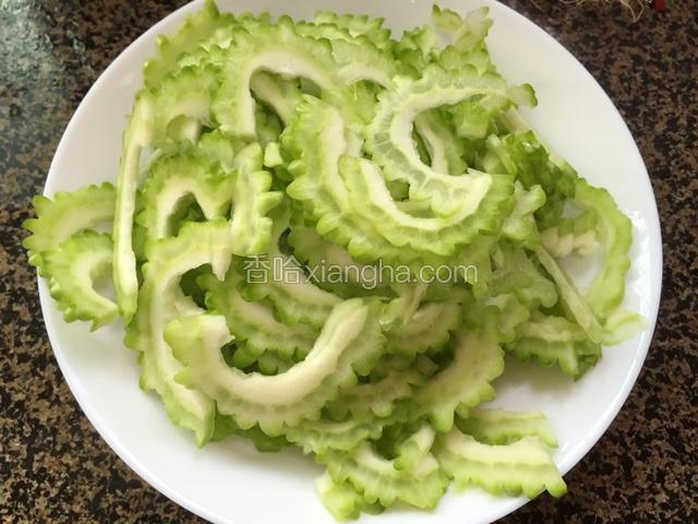 苦瓜洗净切薄片