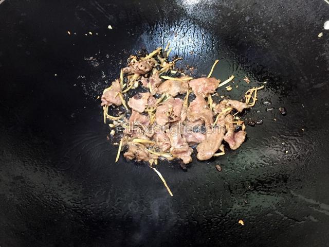 锅下油烧热爆香姜蒜后下入豆豉（豆豉用清水洗一下），用手抓少许白糖下入，炒均后下牛肉快速翻炒，七八成熟就可以了，装盘