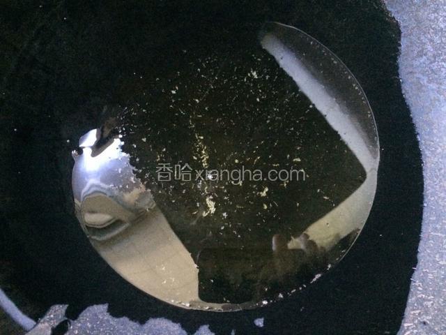 将锅洗净烧干，倒入适量的食用油烧热