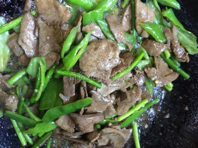 将猪肝片倒入锅中