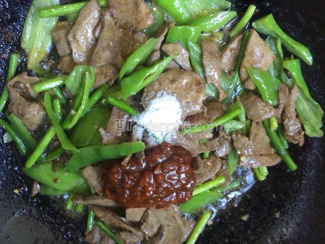 加入适量的盐和一勺黄豆酱，翻炒均匀入味即可