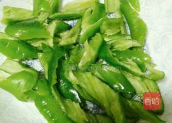肥肉爆炒青椒酸笋的做法图解2