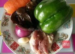 青椒胡萝卜炒木耳的做法图解1