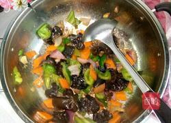 青椒胡萝卜炒木耳的做法图解6