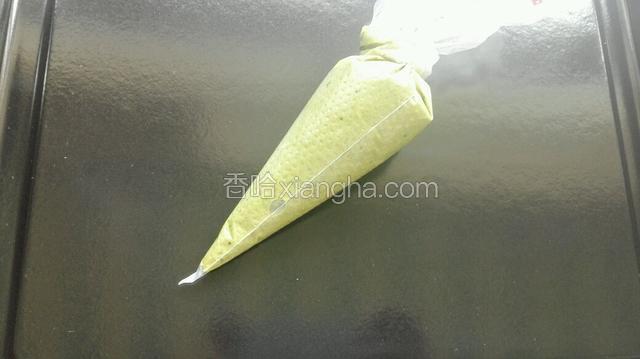 取一点蛋糕糊加入抹茶粉拌均放入裱花袋！