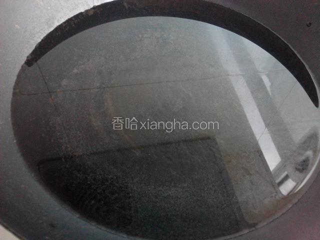 锅中加入半锅清水烧至锅边有水泡，放入杂粮。