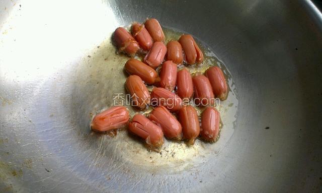 炒锅热油，油稍微多一点，最好没过烤肠一半，这样小火炸制，一定小火，火大了会糊，为节约油，我到的油比较少，油到多点爪爪会炸得比较开，更像八爪鱼