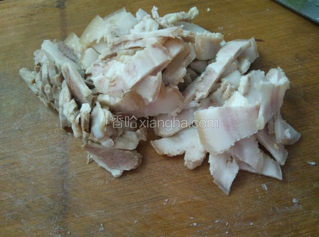 五花肉煮至断生，凉却后切小片。