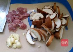 香菇炒肉的做法图解2