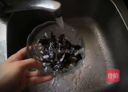 金针菇木耳肉片汤的做法图解2