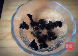 金针菇木耳肉片汤的做法图解1