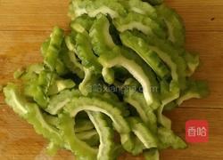 苦瓜炒鸡蛋的做法图解1
