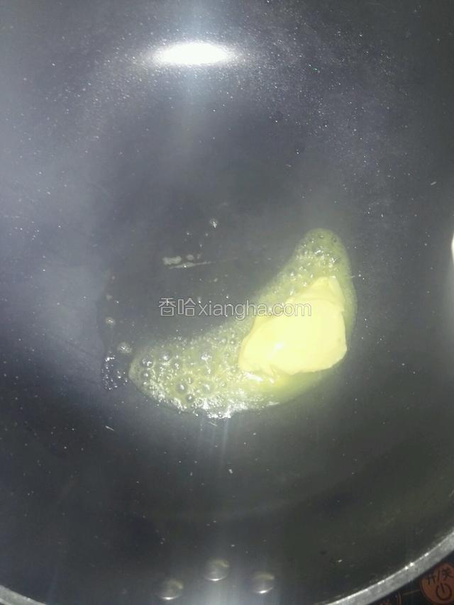 干锅烧热，加入大约70克黄油，融化
