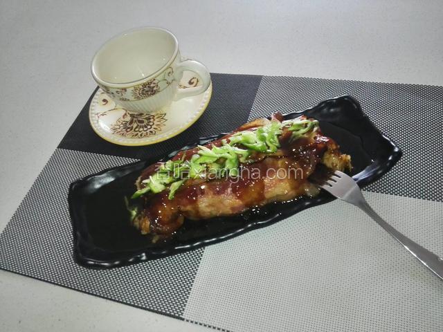 汤汁做好，浇在烤肉上
