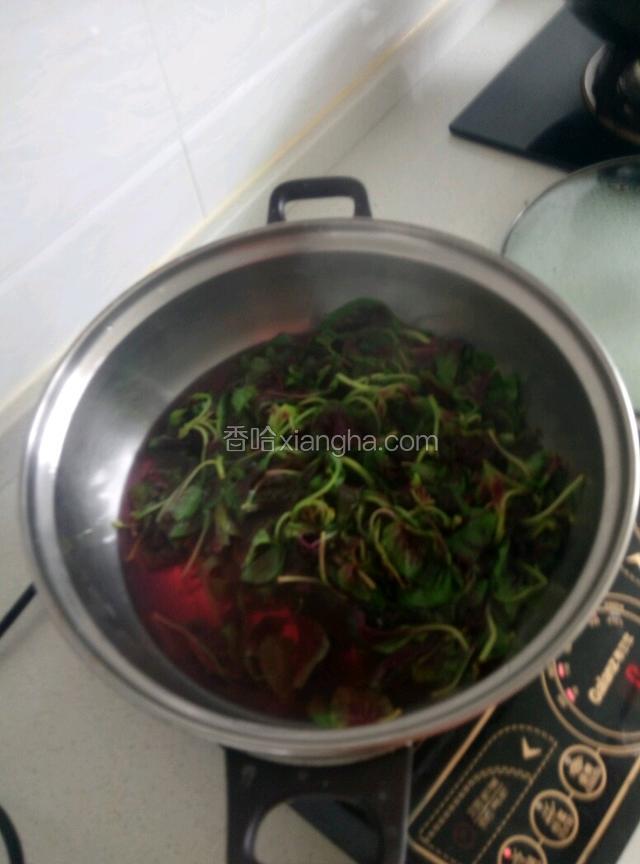 水烧开放红米笕煮2分钟捞出
