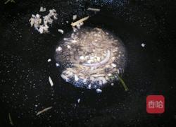 辣椒酸豆角炒猪生肠的做法图解4