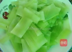 莴笋红椒炒肉片的做法图解2