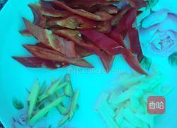 莴笋红椒炒肉片的做法图解3