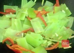 莴笋红椒炒肉片的做法图解8