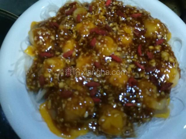 把调好的汁均匀淋在扇贝肉表面，撒上枸杞，上锅蒸，水滚八分钟即可
