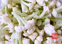 干锅有机花菜土豆片的做法图解1