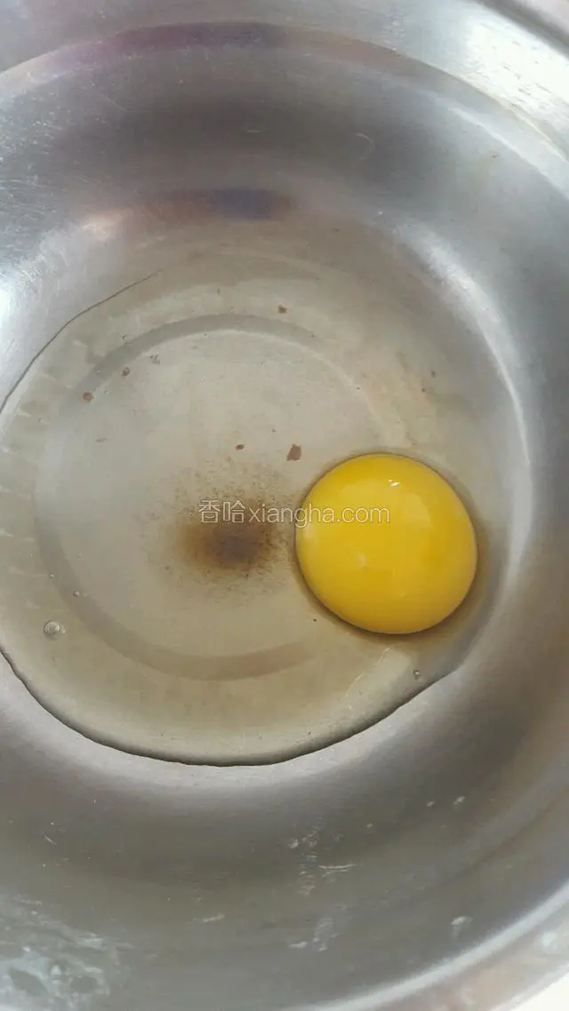 全蛋一个加入糖混合搅拌至糖无颗粒，打到稍微蓬松即可。