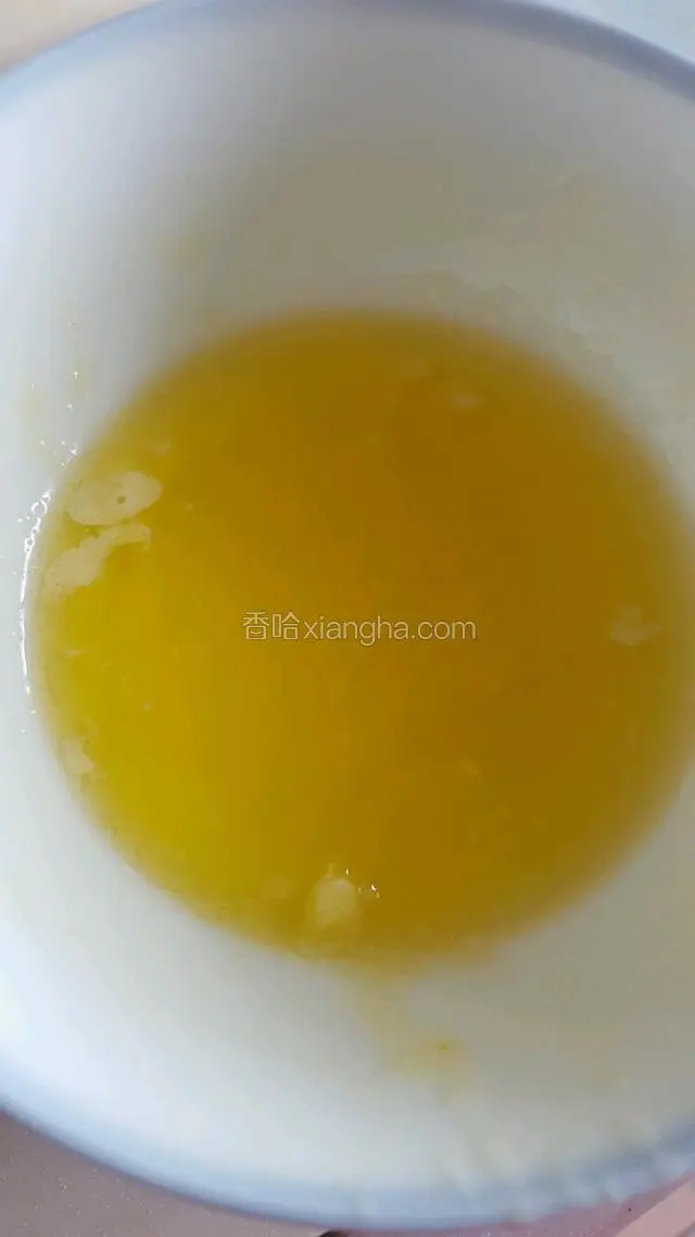 黄油微波炉叮一下软化至液体。