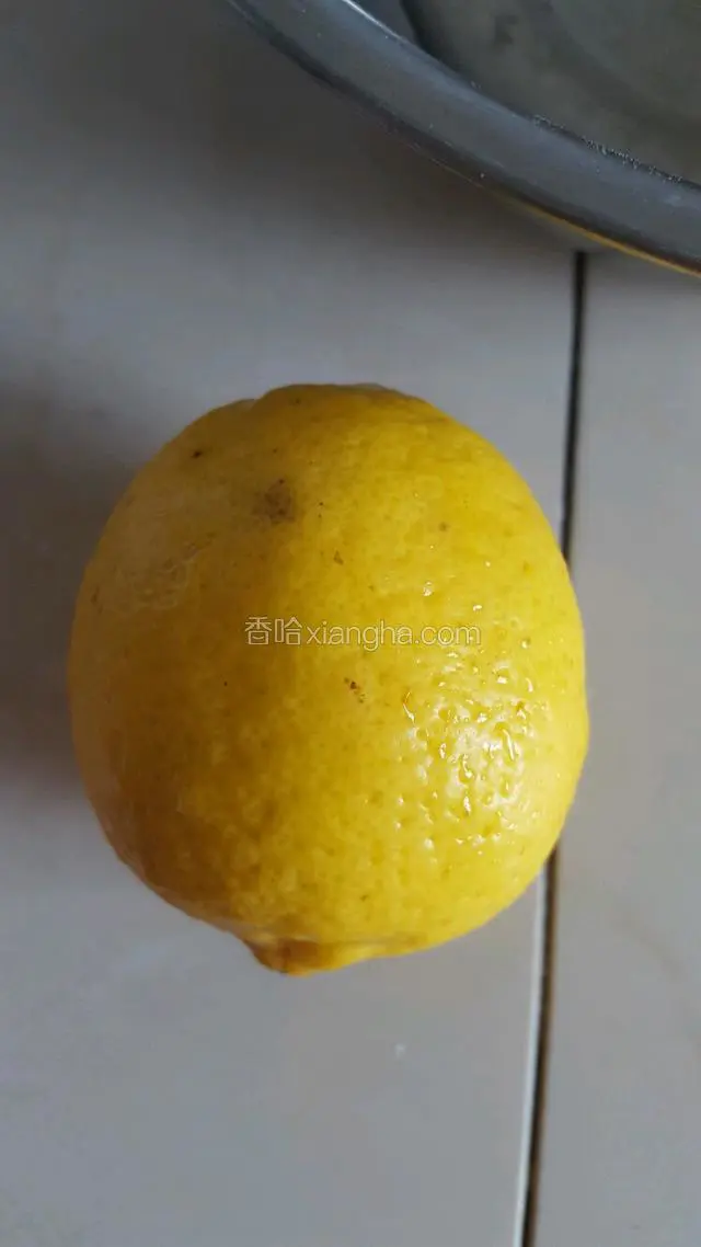 面粉泡打粉过筛，柠檬皮切碎。