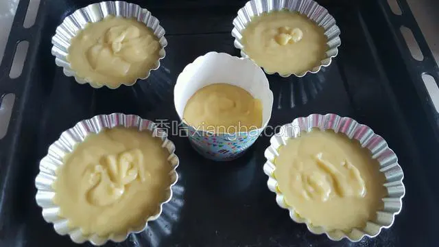 一点点加入液体黄油搅拌均匀，模具抹少量黄油防粘，倒入磨具八分满。