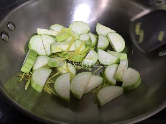 加入丝瓜翻炒片刻
