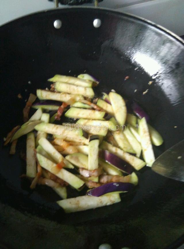 下姜蒜末炒香，下茄子炒至变软。