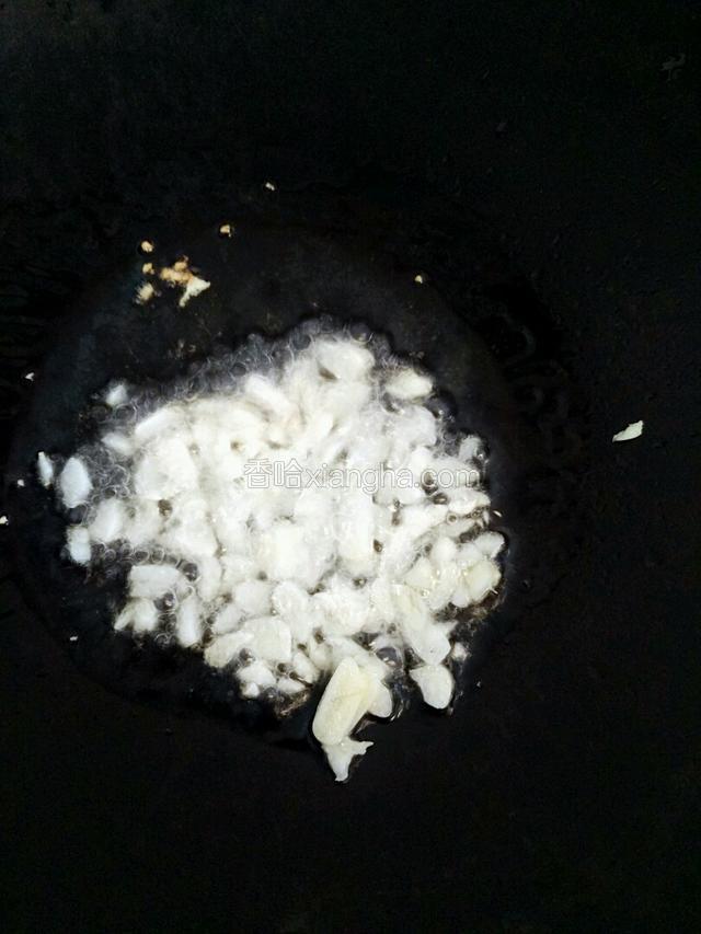 爆香蒜.姜咸鱼加入肉碎翻炒至金黄色