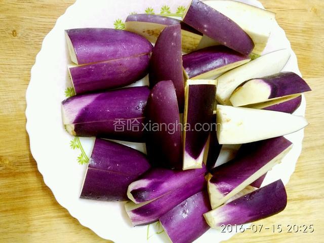 茄子过油待用