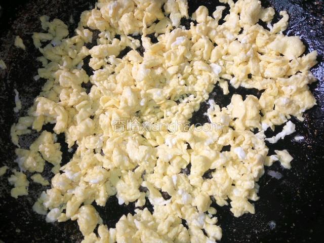 把鸡蛋炒散，晾凉