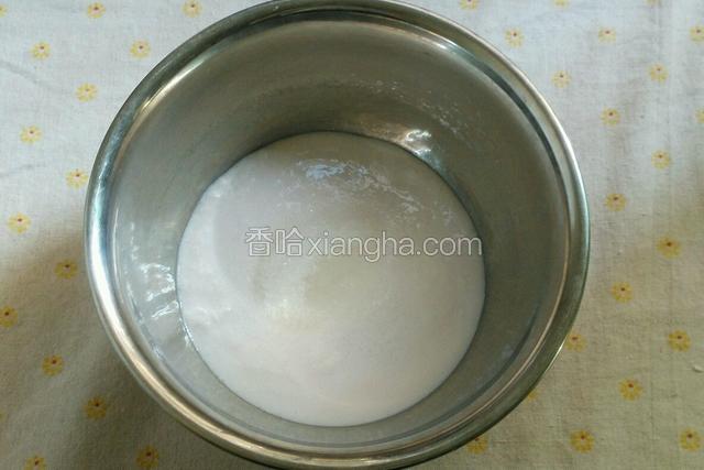 奶油倒入打蛋盆，加入适量白砂糖，滴入几滴白醋。