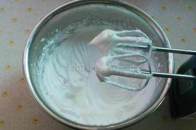 用电动打蛋器打至提起来可以看到小尖角。
