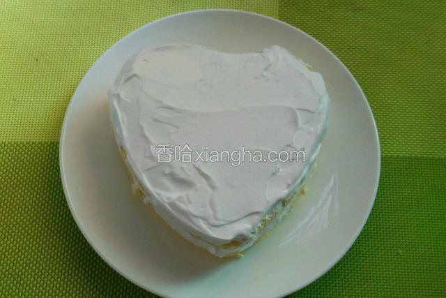 然后放一片蛋糕，涂上奶油。