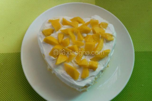 再加上一片蛋糕涂上奶油再加上芒果。