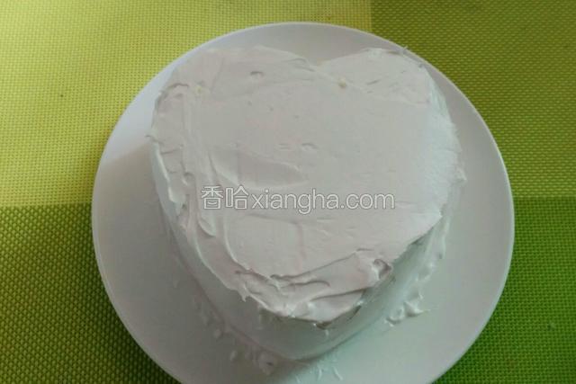 将奶油涂满整个蛋糕，抹平。