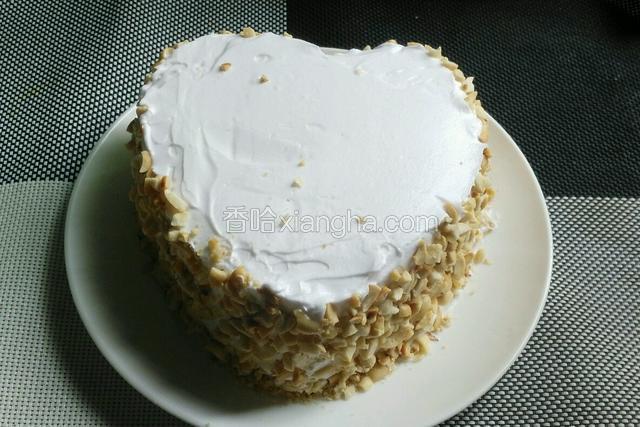 四周沾满花生碎。