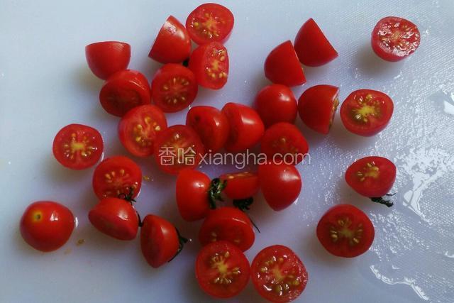 圣女果洗干净从中间切断。