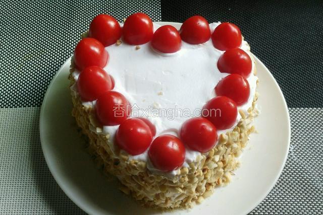 按照心形将圣女果的尾端摆在蛋糕上。