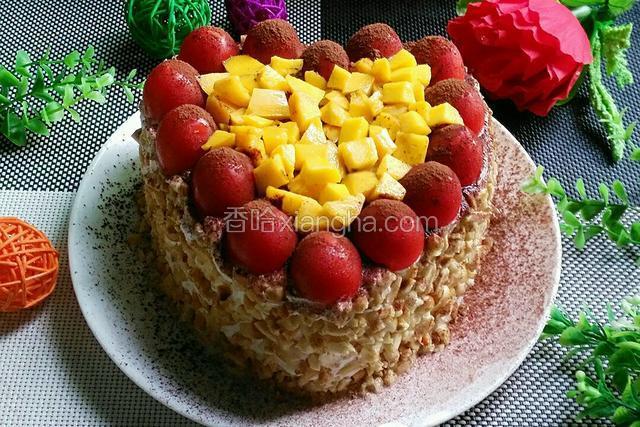 再铺上一层芒果碎即可。