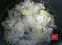 百合银耳莲子汤的做法图解1