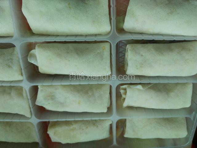 取出准备入锅煎