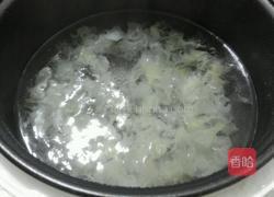 百合银耳羹的做法图解2