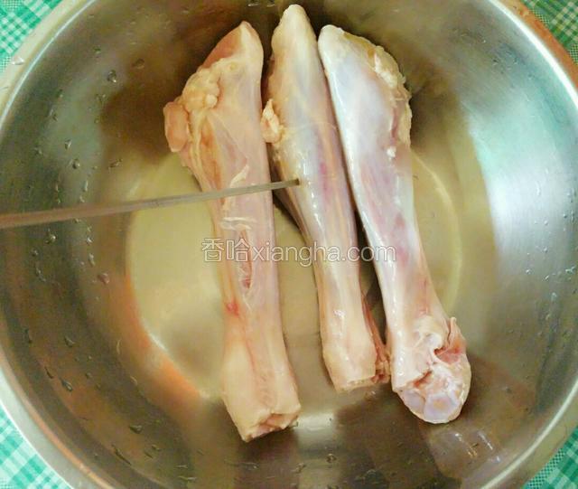 用铁签字子将羊腿扎多个小孔方便入味。