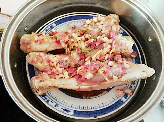 腌制完了放入凉水锅中开始蒸，大火烧开后转入中火蒸半小时，关火焖5分钟。