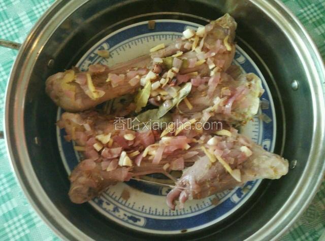 时间已到，看看羊腿已经蒸裂开了。打开锅盖稍微放凉一会。