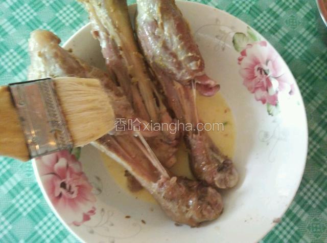 碗里打一个鸡蛋加入淀粉搅拌均匀，将羊腿放入蛋液中滚动使每个部分裹满蛋液。❨我是用小刷子刷的。❩
